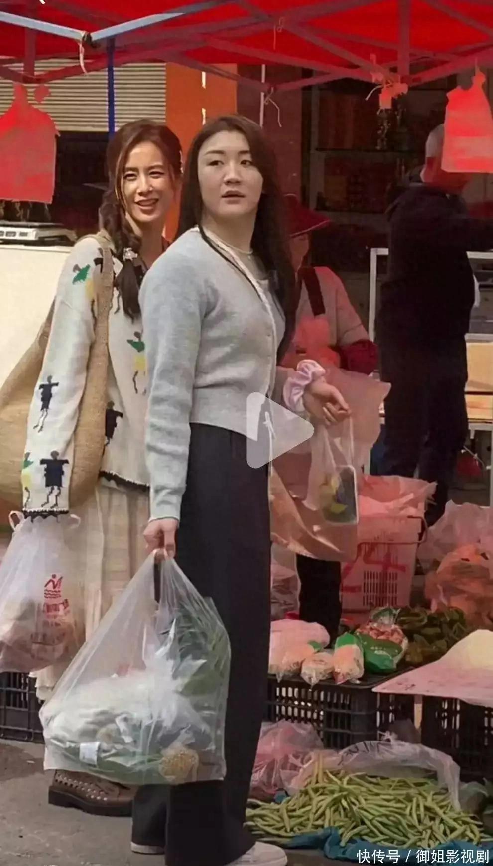 "离婚59天后!42岁黄圣依VS31岁陈梦同框细节曝光"